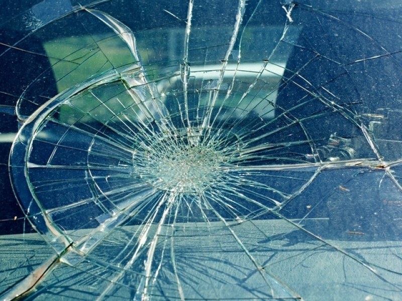 Вандал потроши прозорец на кола в Пловдив