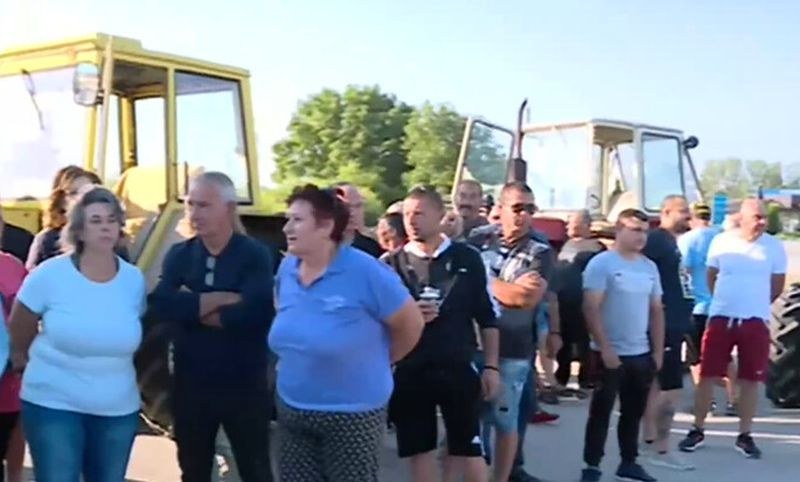 Земеделци от Садово отново на протест: Държавните служители явно нямат нафта, за да дойдат при нас