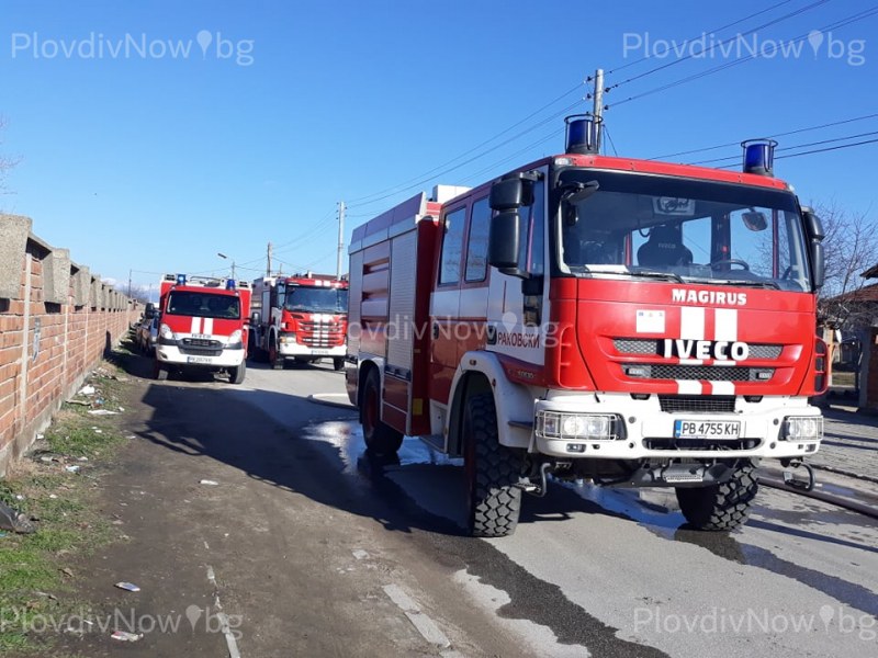 Пожарникари спасиха две деца, качили се на изоставена сграда край Пловдив