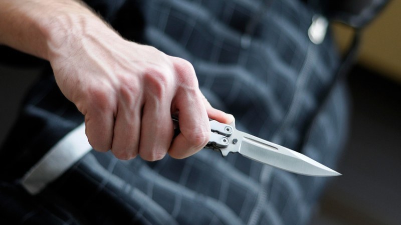 Мъж заплаши с нож съседката си в Пловдив, счупи и прозорците й