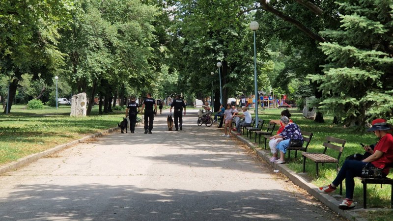 Полицаи с кучета патрулират в парк в Кършияка