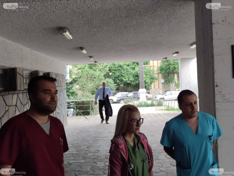 Лекари дойдоха да подкрепят шефа на МБАЛ “Св. Мина“ в Общинския съвет