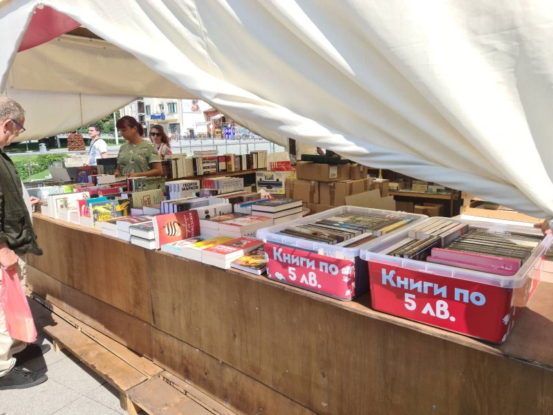 Алеята на книгата в Пловдив предлага страхотни възможности за любителите на четенето