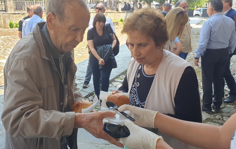 Почетоха с курбан празника Свети Дух в Карлово