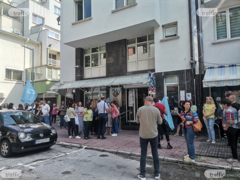 Служители на Здравната каса в Пловдив протестираха заради обидно ниски заплати