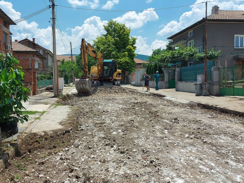 Започна основен ремонт на улица в Белащица,  кметът Павел Михайлов провери обекта