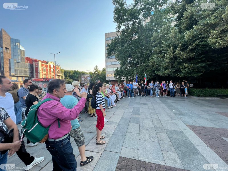 Протестът в Пловдив - 60-70 души се събраха на митинг