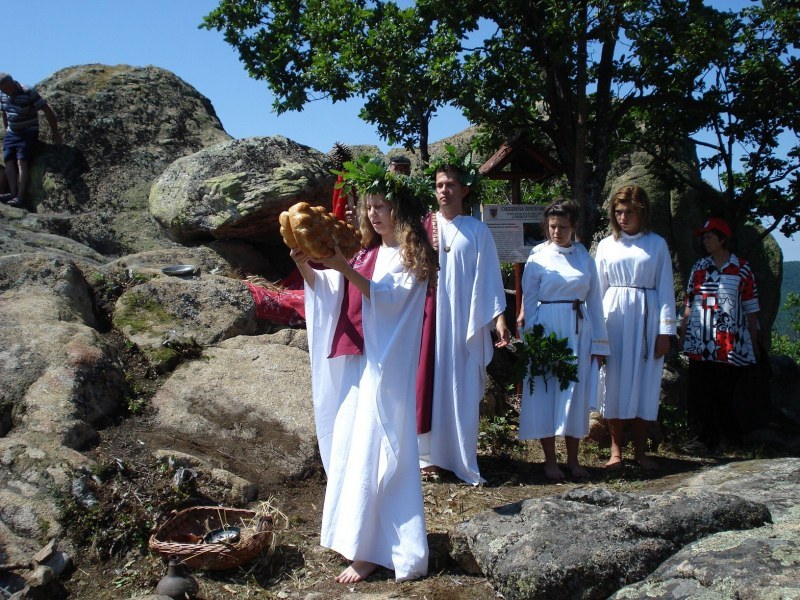 На празника на слънцето в Брезово: Древен тракийски ритуал и вкусни гозби