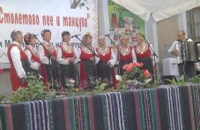 stoletovo-pee-i-tantsuva-mnogo-muzika-619.jpg