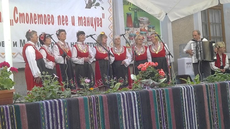 „Столетово пее и танцува” - много музика, танци и веселие в китното карловско село