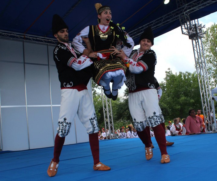 Стотици любители на народните танци се събират на  Петровските празници в Ягодово