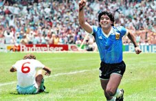 na-tozi-den-diego-maradona-vkarva-gola-490.jpg