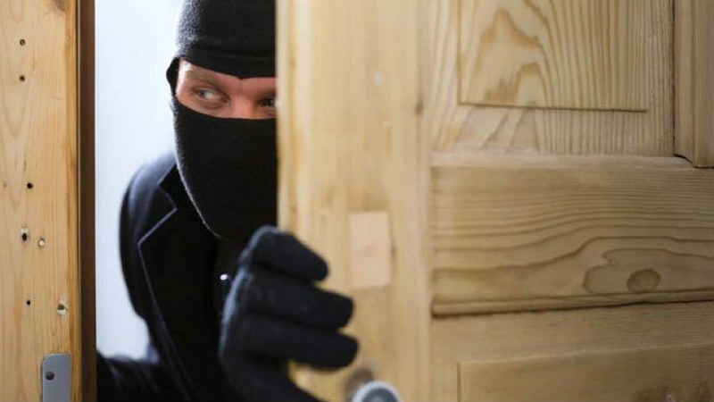 Крадец “изкара акъла“ на семейство в Първомайско, влязъл посред нощ в дома им