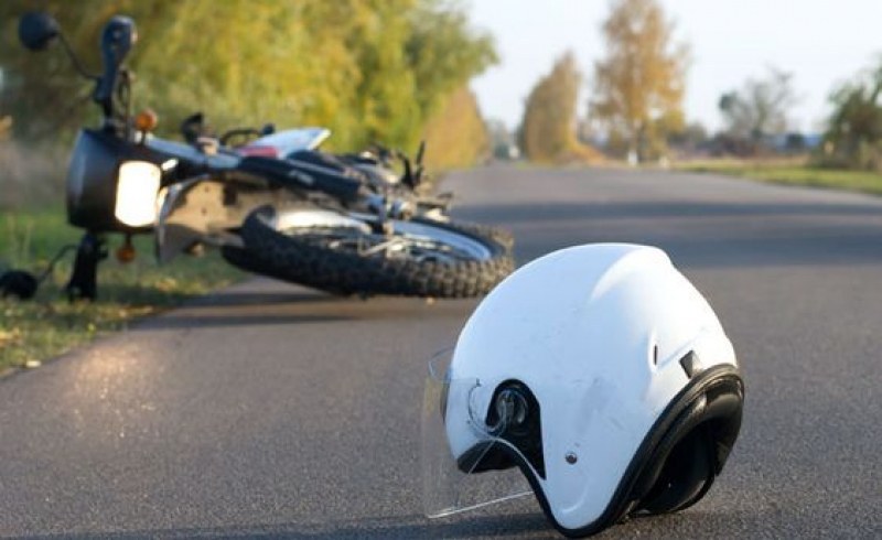 Мотоциклетист изгуби контрол и удари кола в Асеновград