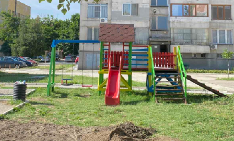 Обновяват малък парк в Стамболийски по искане на майки на малки деца