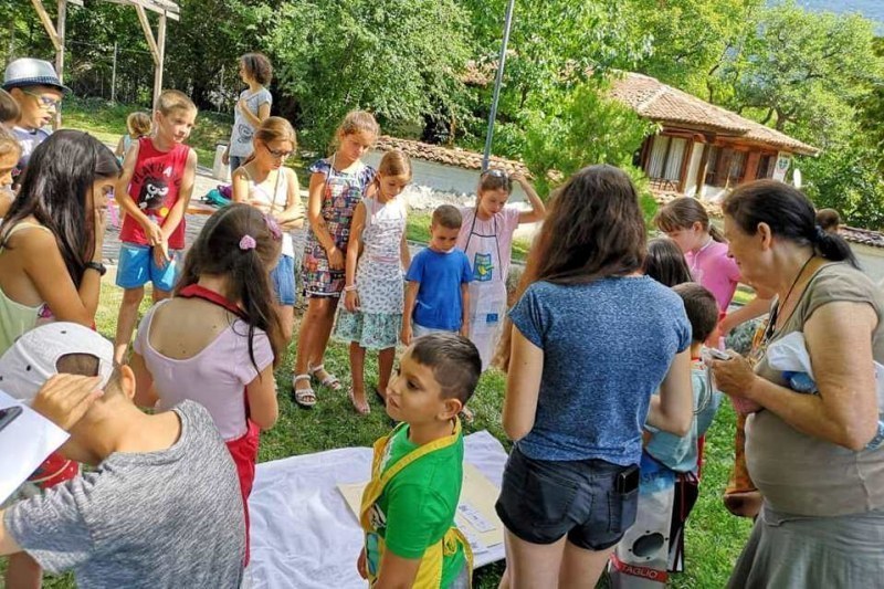Рисуване, танци, йога, работилница за сръчни ръце - забавно лято за децата в Карлово