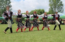 Фолклорна фиеста на километри от Пловдив! Започна най-големият събор в община “Родопи“