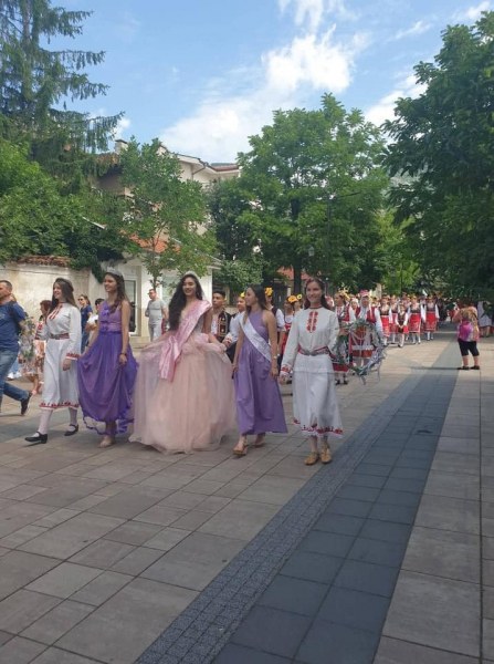 Феята на лавандулата поведе празнично шествие в Карлово