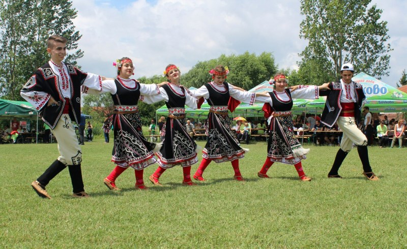Фолклорна фиеста на километри от Пловдив! Започна най-големият събор в община “Родопи“