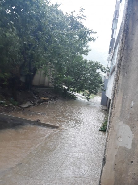 Порой превърна улиците на Сопот в реки, наводни мазета
