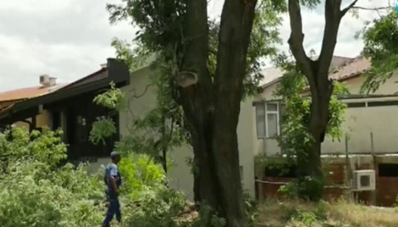 Бурята в Карлово и Калофер - мълния удари къща, наводнени приземни етажи и изби