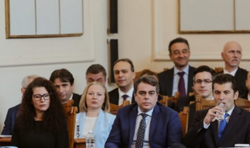 Премиерът Петков внесе оставката на правителството, Радев започва консултации с партиите