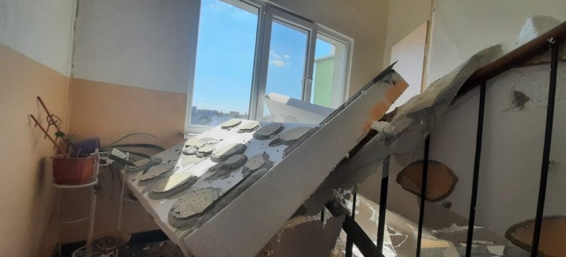 Саниран таван на блок се срути в Пловдив, по чудо няма пострадали