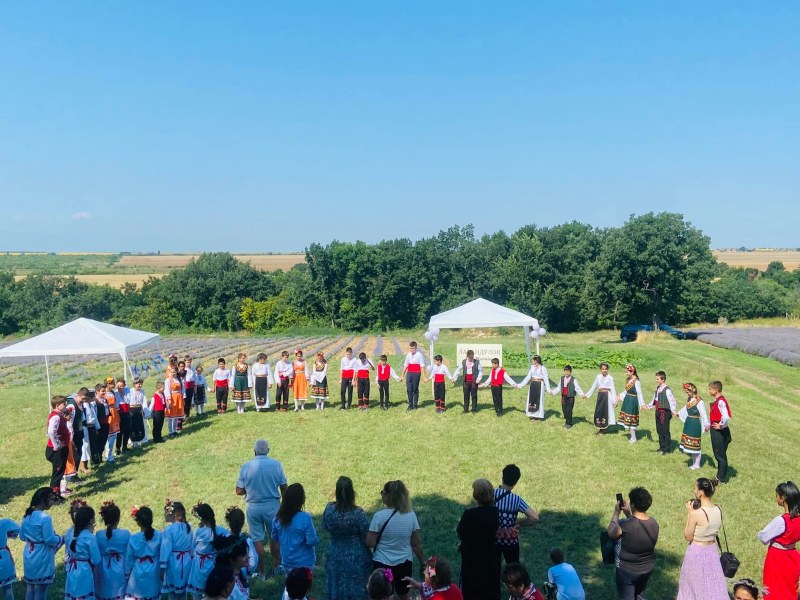 Лавандулов July morning в Брезово, имаше  песни и танци, конкурс за най-красив букет