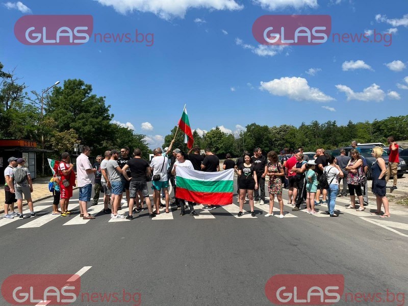 Протест в Сопот! Шофьори блокираха подбалканския път