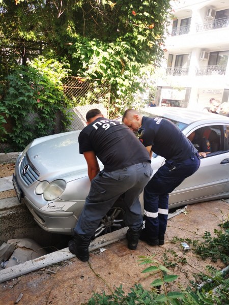 Пожарникари помогнаха на възрастен мъж от Пловдив, колата му пропадна