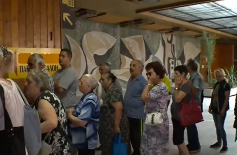 Дават пенсиите от днес, пловдивчанка припадна на опашката