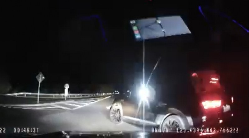Ново видео със Семерджиев. засича шофьор и свети с фенер в очите му