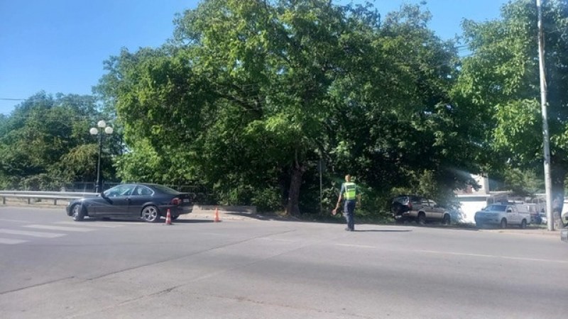 Кола удари жена на пешеходна пътека в Карлово