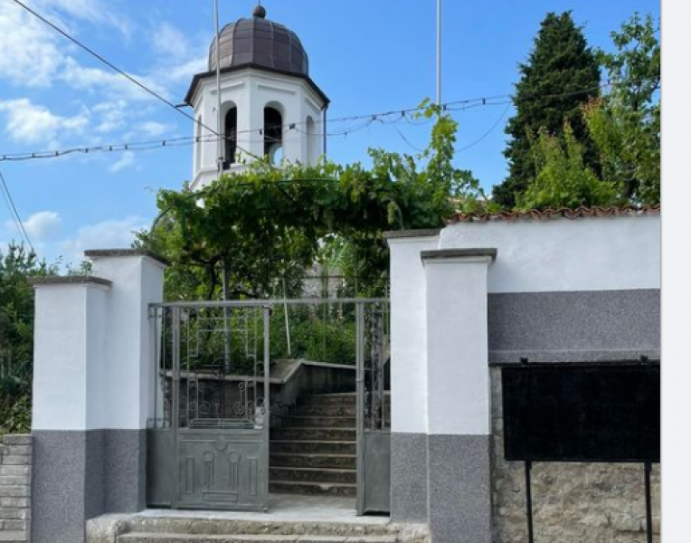 Входът на църквата в Перущица придоби приятен и спретнат вид