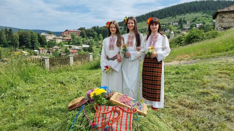 Лилово “поСреща“ гости с пъстра фолклорна програма