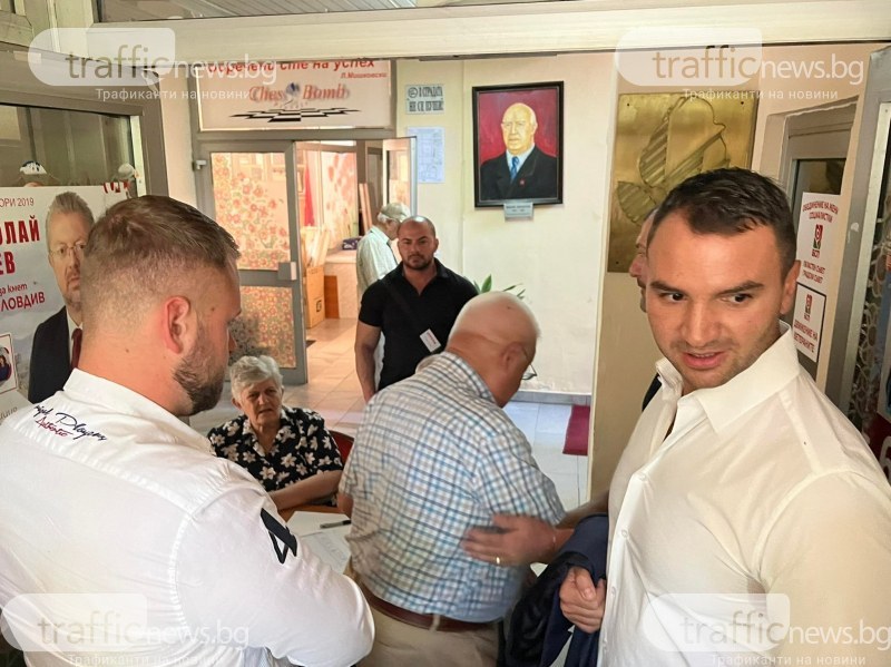 Екшън! Гавази на Нинова завардиха централата на БСП – Пловдив, пускат само „правилните” хора