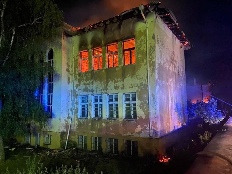 Повдигнаха обвинение на жената, подпалила училището в карловското село Васил Левски