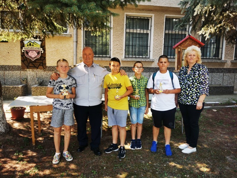 Отличиха за смелост момчетата, справили се с пожара в Каравелово