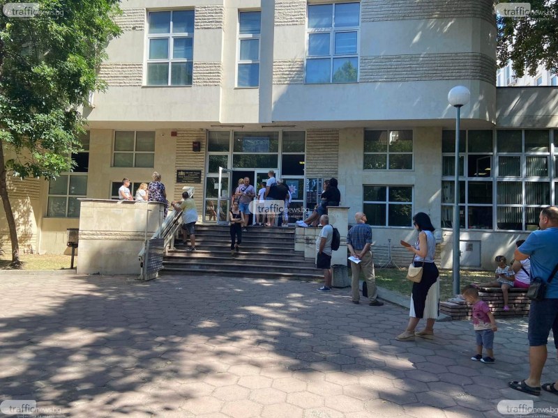 Поредно лято чакаме с часове пред паспортните служби в Пловдив