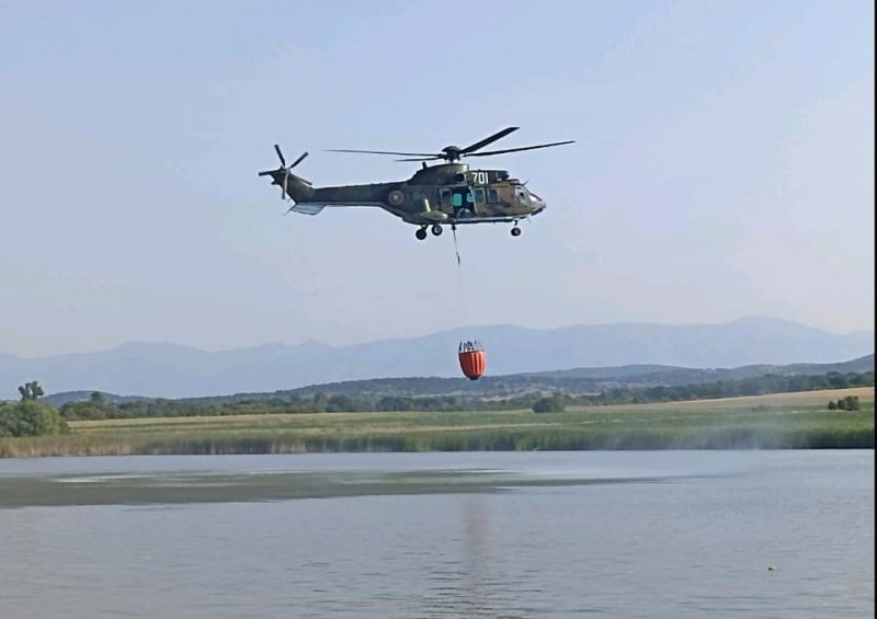 Военен вертолет се включи в гасенето на пожара край Калояново