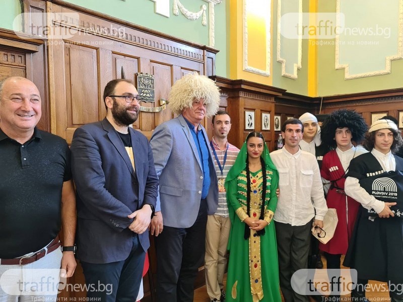 С папаха и лампата на Аладин Зико изпрати участници от фолклорния фест