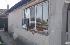 Роми изпотрошиха къща в Калояново, замериха я с камъни и бутилки