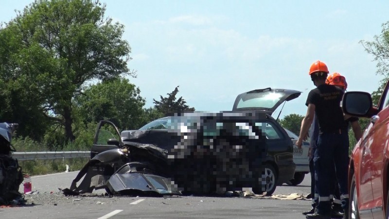 Тежка катастрофа край Маноле, кола влезе в насрещното, има загинал