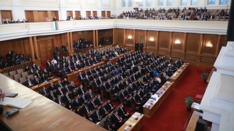 Парламентът се разпуска днес, президентът представя служебното правителство