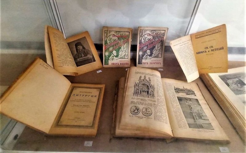 Открива се днес уникалната изложба на старопечатни книги в Перущица