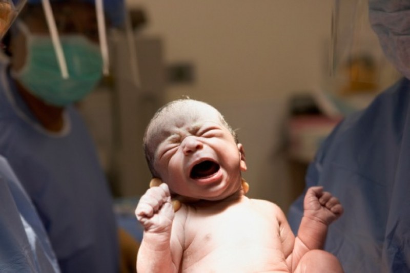 Пъпна връв и плацента - да останат свързани с бебето поне 25 минути след раждането