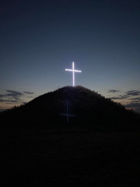 Осветиха 8-метровия кръст над Цалапица