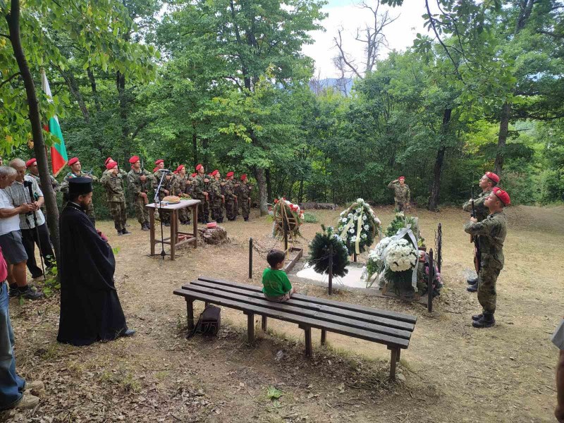 С панихида и полагане на венци почетоха паметта на Хаджи Димитър край Свежен