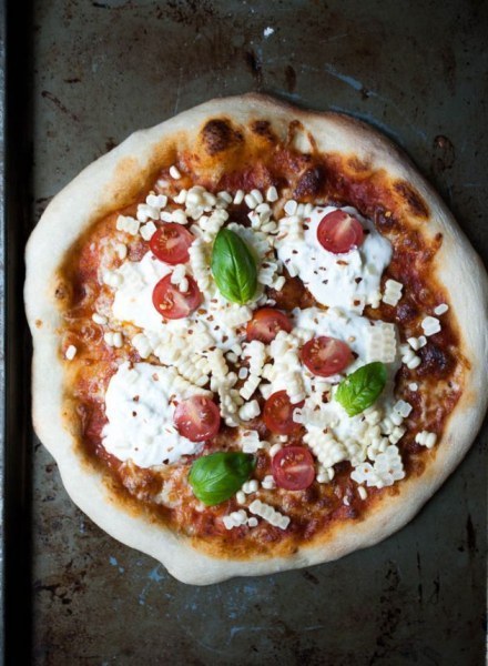 Лесна рецепта за пица с моцарела, босилек и царевица