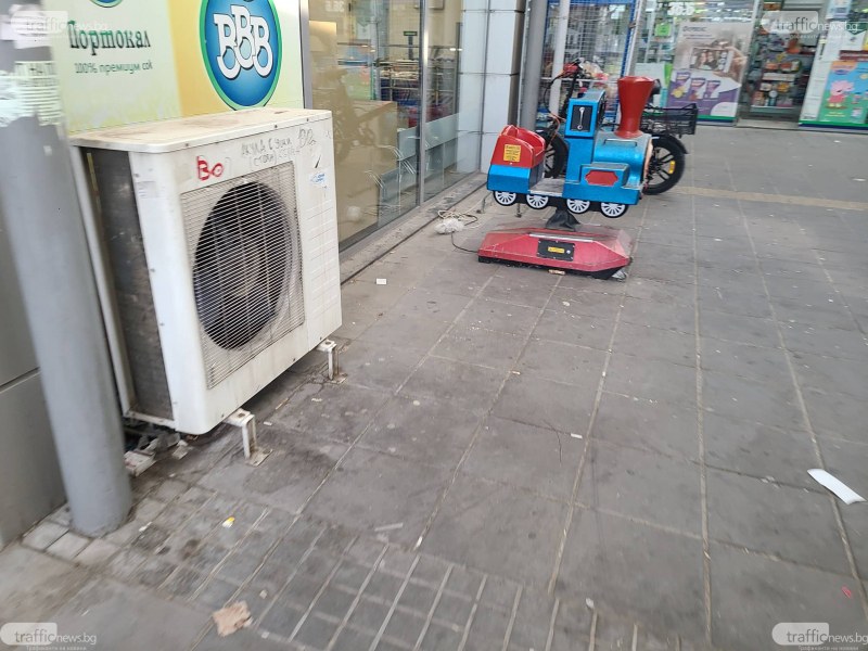Мизерия и боклуци пред единствения супермаркет в Прослав